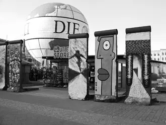 Berlin: 'HiFlyer' (Heißluftballon) und 'Mauer'-Segmente