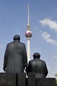 Berlin: 'Marx Engels - ein Sommermärchen'
