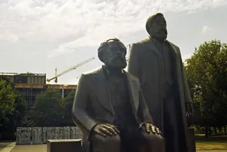 Berlin: 'Marx & Engels im Gegenlicht'