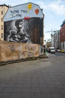 Wandbild 'Bring Them Home' - Auguststraße