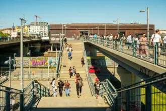 Berlin: Fußgängerbrücke und S-Bahnhof Warschauer Straße