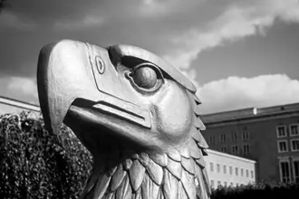 Berlin: der Adlerkopf vor dem Flughafen Berlin-Tempelhof