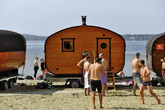 Waterkant Berlin: Vor der Sauna - Strandbad Wannsee