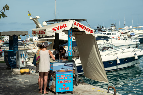 Rhodos: Tour-Anbieter am Mandraki-Hafen