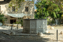 Rhodos: Reinigungsbrunnen vor der Mustafa Pascha-Moschee